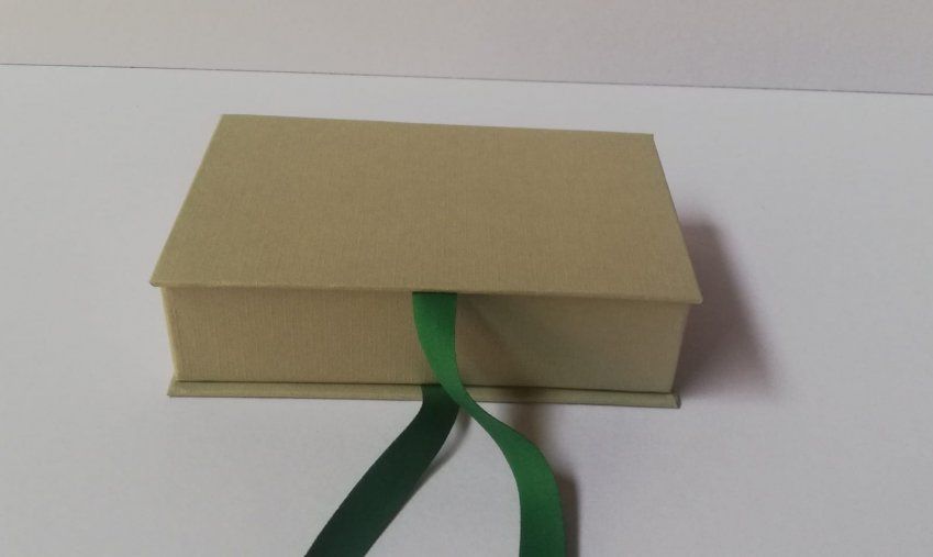 Caja libro cierre cinta