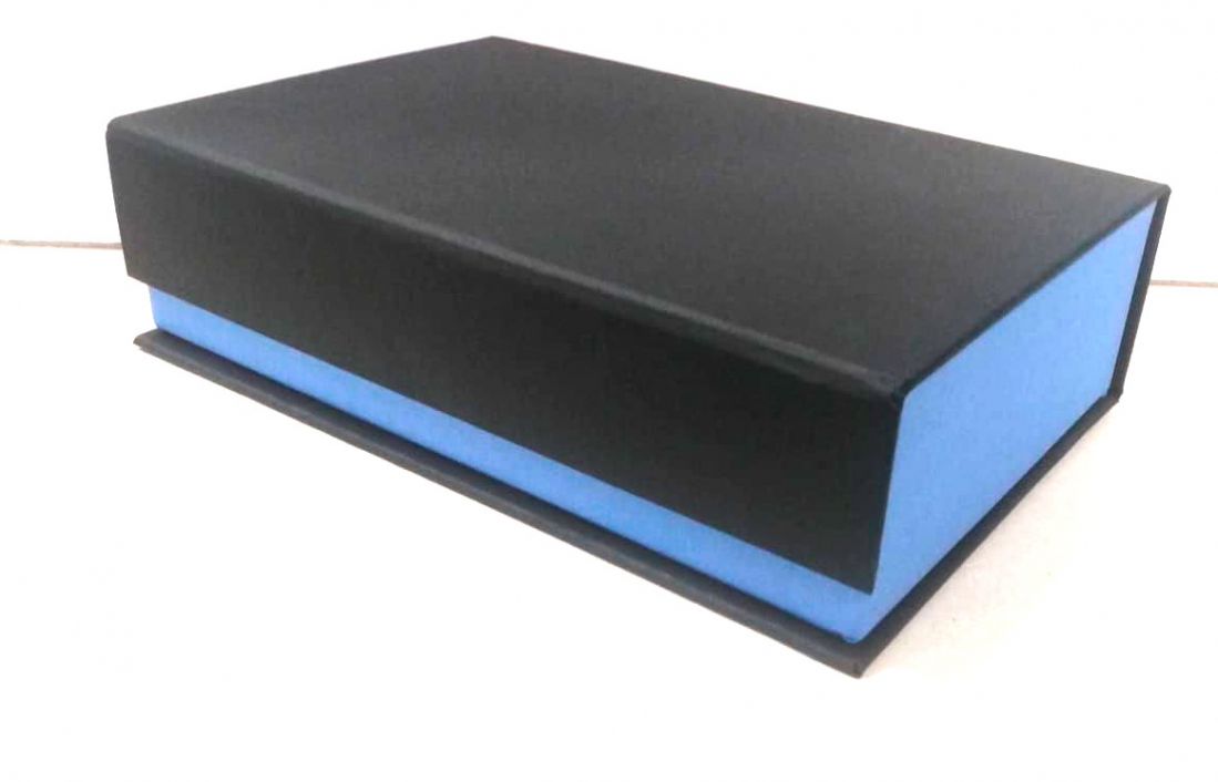 caja horizontal cerrada de color negro y cierre con velcro