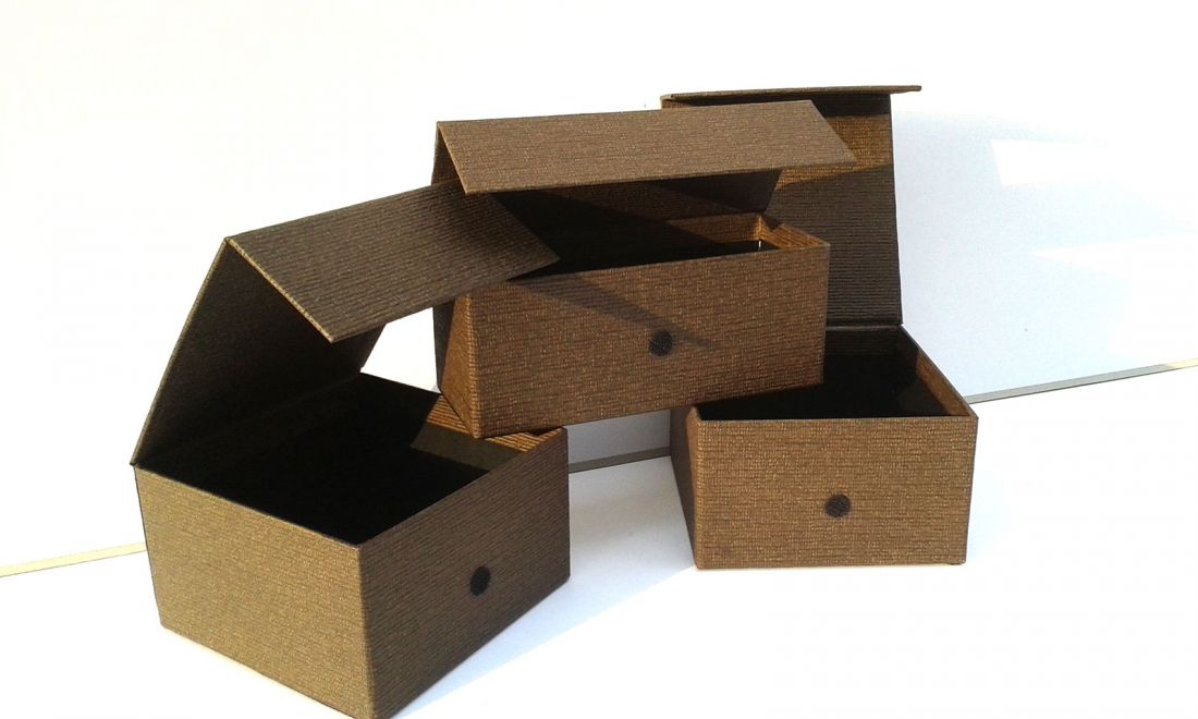 tres caixes obertes de color marró amb velcro