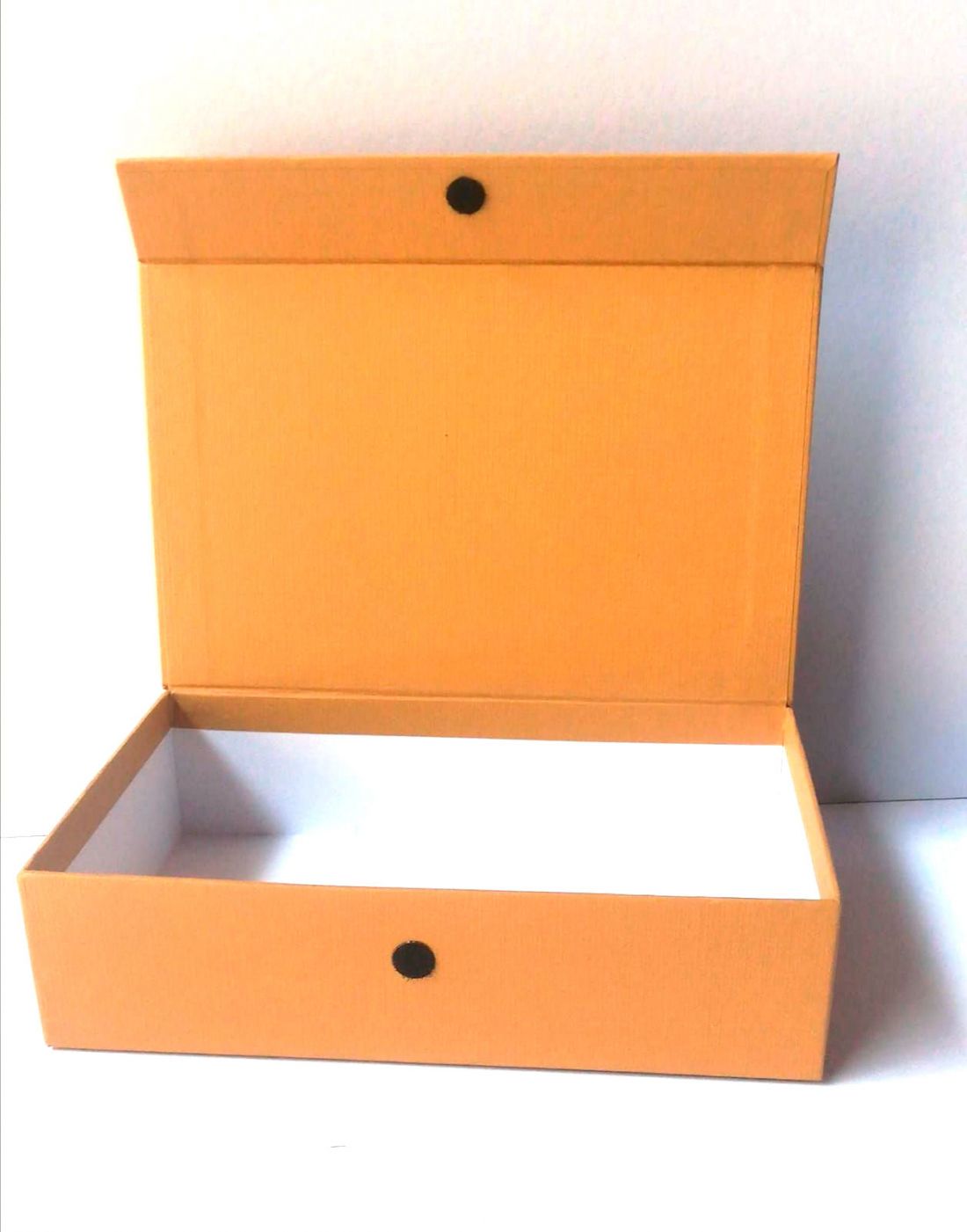caja horizontal abierta de color naranja y cierre con velcro