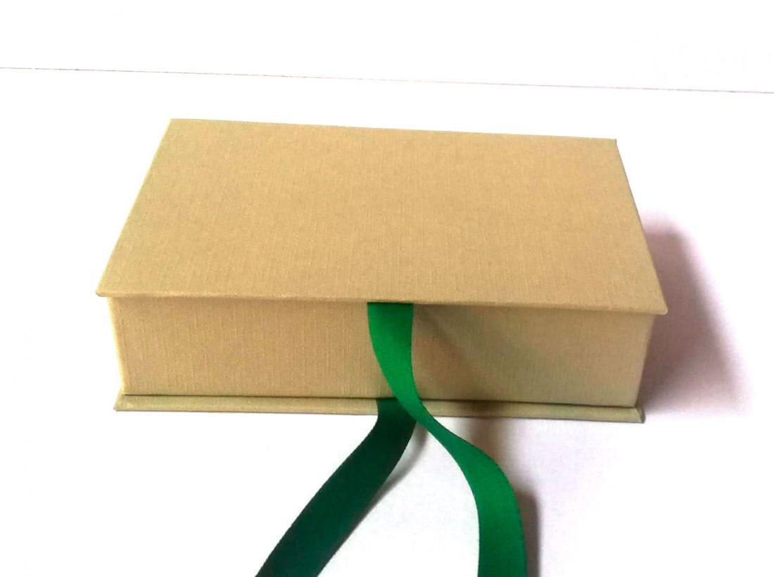 caixa marró clar horitzontal amb tapa i tancament amb cinta de color verd