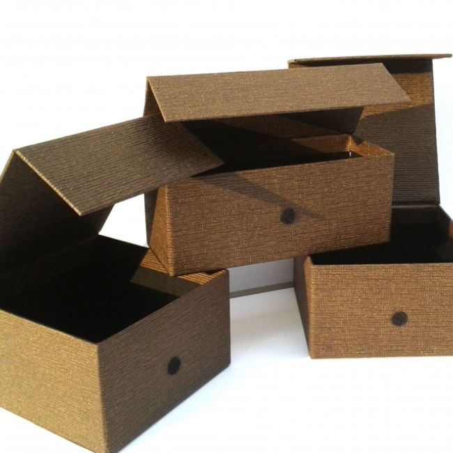 Cajas artesanales de cartón en el Vallès