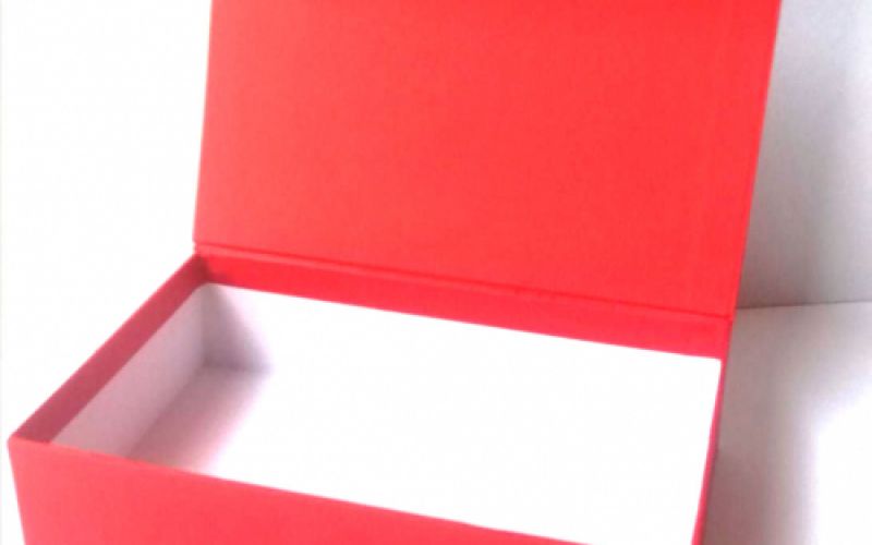 caixa horitzontal oberta de color vermell