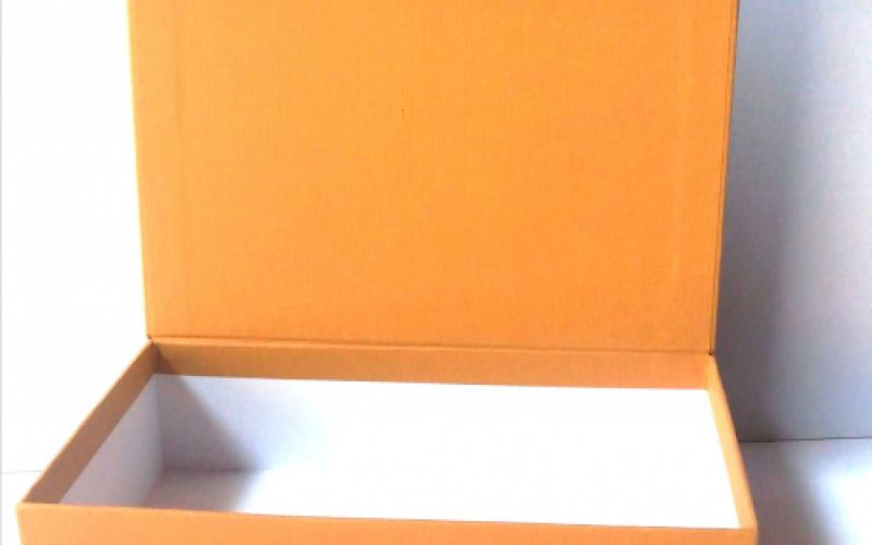 caixa horitzontal oberta de color taronja i tancament amb velcro