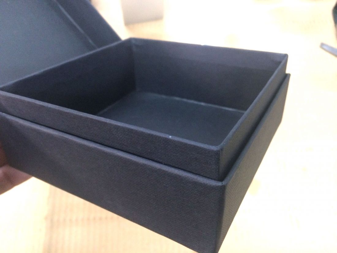 cajas bajas una dentro de otra en color negro