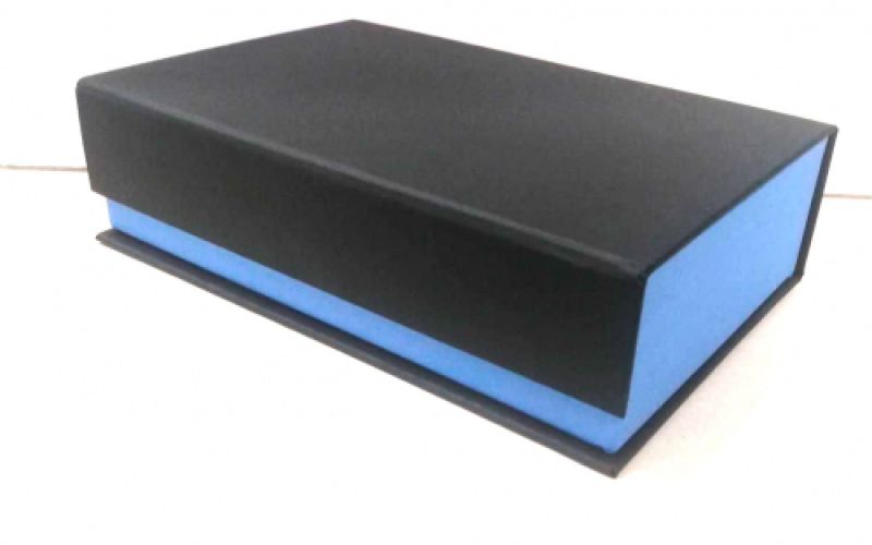 caixa horitzontal tancada de color negre i tancament amb velcro