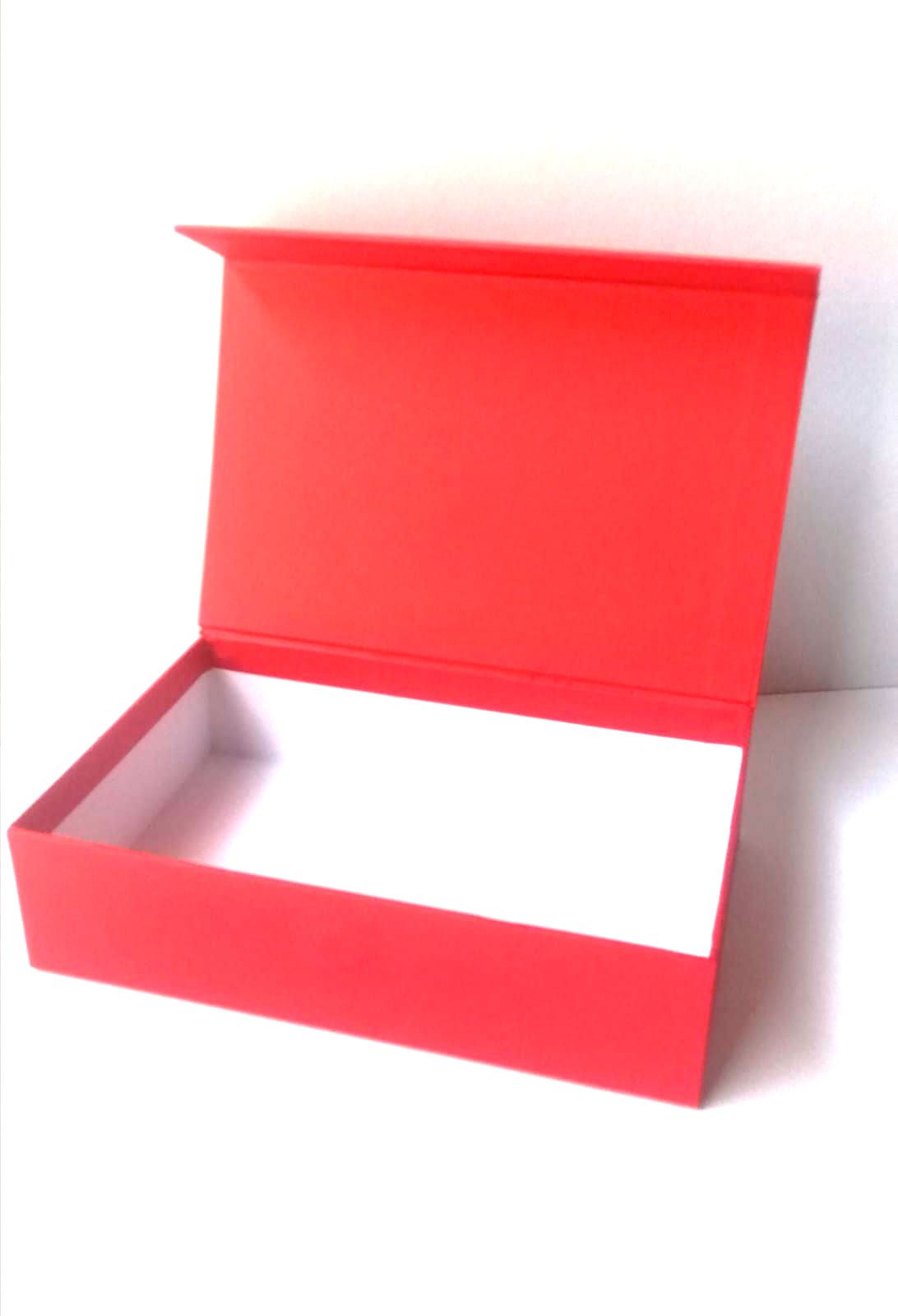 caixa horitzontal oberta de color vermell