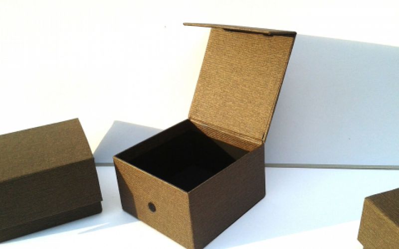 tres caixes una oberta i dues tancades de color marró amb velcro